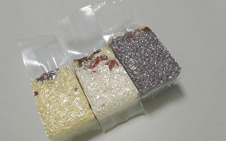 真空包裝袋為增加其性能通常采用多種材質(zhì)復(fù)合而成，常見(jiàn)的復(fù)合方法有：干法復(fù)合、擠出復(fù)合、共擠出復(fù)合、無(wú)溶劑復(fù)合、涂布復(fù)合、蒸鍍復(fù)合、熱熔膠復(fù)合等。其中干法復(fù)合是國(guó)內(nèi)復(fù)合真空包裝袋材料生產(chǎn)中應(yīng)用較為廣泛的，那么，真空包裝袋為什么大多采用干法復(fù)合？